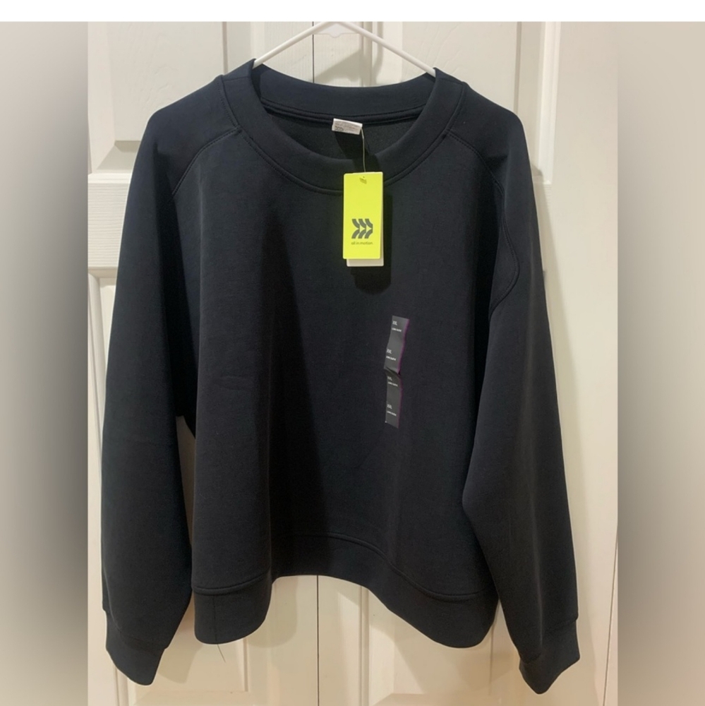 The All In Motion Black Cropped Sweatshirt in XXL is a versatile and comfortable